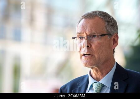 24 juin 2020, Rhénanie-du-Nord-Westphalie, Gütersloh: L'Administrateur de district Sven-Georg Adenauer (CDU) s'adresse aux journalistes lors de la conférence de presse dans le district de Gütersloh. Après l'apparition de la couronne dans le robot de transformation de la viande Tönnies, les autorités ont imposé un confinement dans le district de Gütersloh et le district voisin. Photo: David Inderlied/dpa Banque D'Images