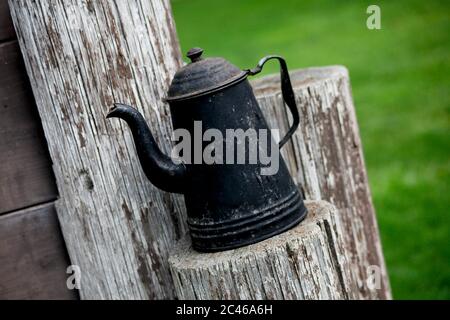 Ancienne cafetière noircie pour un spectacle et une utilisation en extérieur vieux opérateurs téléphoniques Banque D'Images