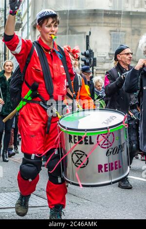 LONDRES/ANGLETERRE – FÉVRIER 22 2020 : extinction les manifestants de la rébellion jouent la batterie pendant le 2020 février mars avec les parents 4 avenir Banque D'Images