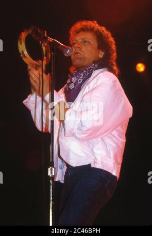 Étranger sur scène à Wembley Arena, Londres 1985 : la chanteuse Lou Gramm Banque D'Images