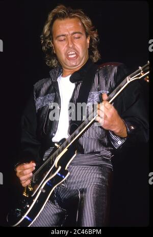 Étranger sur scène à Wembley Arena, Londres 1985 : le guitariste Mick Jones Banque D'Images