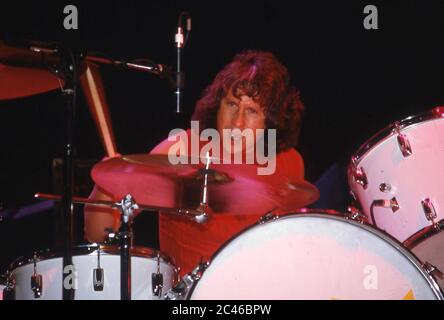 Étranger sur scène à Wembley Arena, Londres 1985 : le batteur Dennis Leslie Elliott Banque D'Images