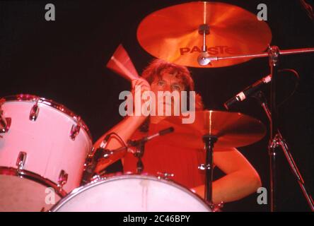 Étranger sur scène à Wembley Arena, Londres 1985 : le batteur Dennis Leslie Elliott Banque D'Images