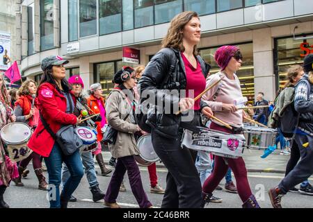 LONDRES/ANGLETERRE – FÉVRIER 22 2020 : extinction les manifestants de la rébellion jouent la batterie pendant le 2020 février mars avec les parents 4 avenir Banque D'Images