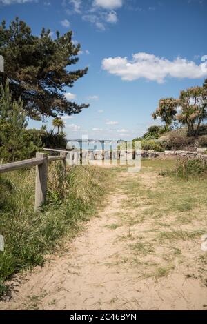 Les jardins de pierre de Sandbanks donnent sur le terrain de jeux millionnaires de Poole Harbour à Dorset Banque D'Images