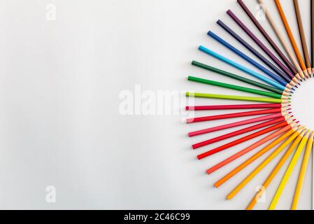 un ensemble de crayons colorés, mis en place dans un demi-cercle allant de la lumière à la nuit Banque D'Images