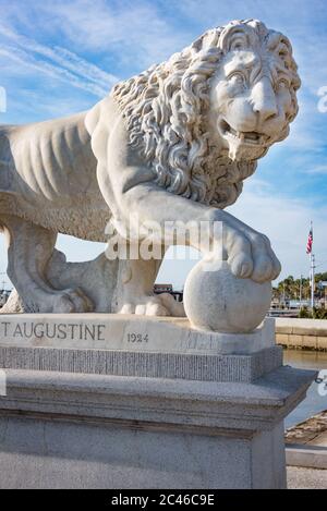 Statue de lion en marbre de Carrare blanche sur le pont des Lions au-dessus de la baie de Matanzas dans la vieille ville historique de Saint-Augustin, Floride. (ÉTATS-UNIS) Banque D'Images
