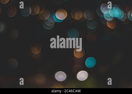 Arrière-plan abstrait avec lumières bokeh bleues, orange et blanches Banque D'Images