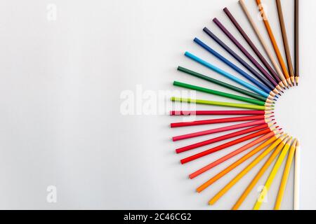 un ensemble de crayons colorés disposés dans un demi-cercle allant de la lumière à la nuit Banque D'Images