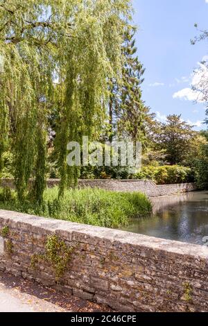 La rivière Coln qui coule le long des jardins d'Ablington Manor dans le village de Cotswold à Ablington, Gloucestershire, Royaume-Uni Banque D'Images