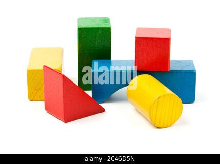 blocs de construction en bois colorés isolés sur blanc Banque D'Images