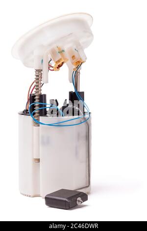 Pièce de rechange à vendre lors d'une auto-analyse ou d'un remplacement pendant la réparation du véhicule - une pompe à carburant avec un capteur de niveau de carburant pendant l'entretien programmé pendant le Banque D'Images