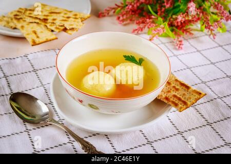 Soupe juive de matzos sur table avec pain matzos pour la Pâque. Banque D'Images