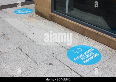 Une photographie des mesures de distanciation sociale à l'extérieur d'un magasin Cardiff Primark avec volets. Pas encore ouvert au public, comme d'autres magasins non essentiels l'ont été Banque D'Images