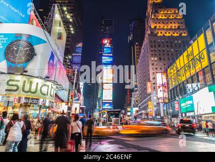 NEW YORK CITY, États-Unis - 31 AOÛT 2014 : Time Square à Dusk où vous trouverez des taxis qui passent et des panneaux d'affichage allumés Banque D'Images