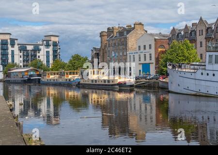 EDIMBOURG, ECOSSE - 13 AOÛT 2017 : architecture le long de l'eau de Leith, au nord d'Edimbourg, pendant la journée. Les bateaux et les réflexions sont visibles. Banque D'Images