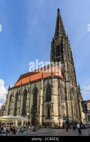 Eglise St Lambert, Eglise catholique romaine et cafés en plein air en été, vieille ville, Münster à Westfalen, Allemagne Banque D'Images