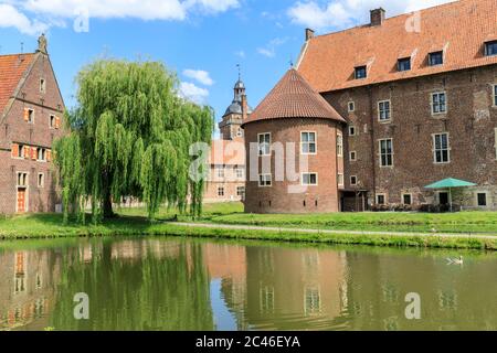 Château de Raesfeld au soleil, Schloss Raesfeld, Parc naturel Hohe Mark, Münsterland, Rhénanie-du-Nord-Westphalie, Allemagne Banque D'Images