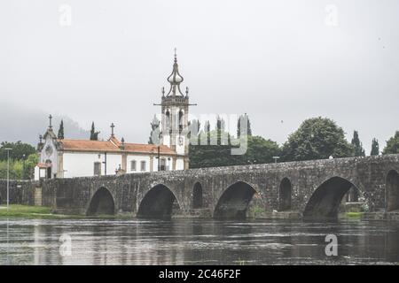 Pont romain dans le plus ancien village portugais, Ponte de Lima, Portugal Banque D'Images