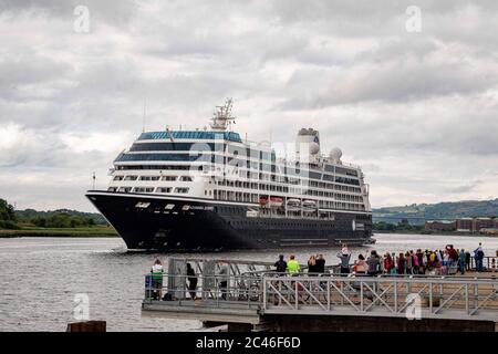 Glasgow, Écosse. 24 juin 2020.The Passenger liner le voyage Azamara fait son dernier voyage le long de la rivière Clyde avant d'amarrer à Renfrew, Colin Poultney / Alay Live News Banque D'Images