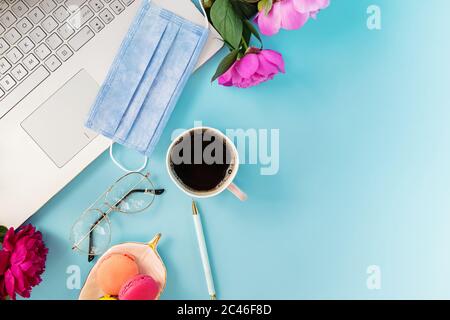 Composition de la couche plate avec masque médical portable, café, carnet sur fond rose. Banque D'Images