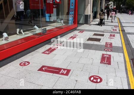 Une photographie des mesures de distance sociale à l'extérieur du magasin Matalan de Cardiff Queen Street. Banque D'Images