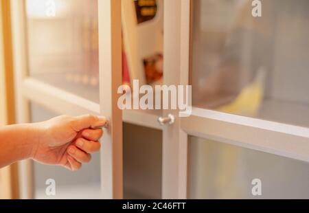 Porte blanche à ouverture à la main pour librairie avec le style de placard de walkin et espace de copie derrière les portes à l'intérieur de la maison. Pour le nouveau design intérieur c Banque D'Images