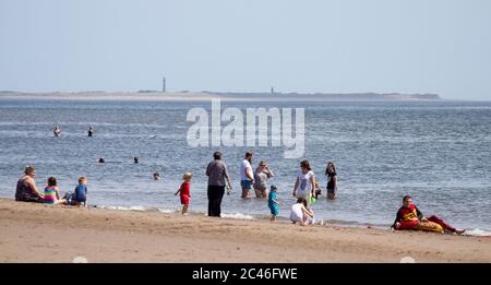 Dundee, Tayside, Écosse, Royaume-Uni. 24 juin 2020. Météo au Royaume-Uni : vague de chaleur balayant le nord-est de l'Écosse avec une température maximale de 26 °C. Aujourd'hui, le gouvernement écossais a assoupli le verrouillage Covid-19 distance de 2 mètres permettant aux gens de socialiser davantage sur les plages et les endroits de beauté. Les résidents locaux prennent la journée pour profiter du soleil brûlant et du soleil et être avec la famille et les amis le long de la plage Broughty Ferry à Dundee. Crédit : Dundee Photographics/Alamy Live News Banque D'Images