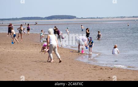 Dundee, Tayside, Écosse, Royaume-Uni. 24 juin 2020. Météo au Royaume-Uni : vague de chaleur balayant le nord-est de l'Écosse avec une température maximale de 26 °C. Aujourd'hui, le gouvernement écossais a assoupli le verrouillage Covid-19 distance de 2 mètres permettant aux gens de socialiser davantage sur les plages et les endroits de beauté. Les résidents locaux prennent la journée pour profiter du soleil brûlant et du soleil et être avec la famille et les amis le long de la plage Broughty Ferry à Dundee. Crédit : Dundee Photographics/Alamy Live News Banque D'Images