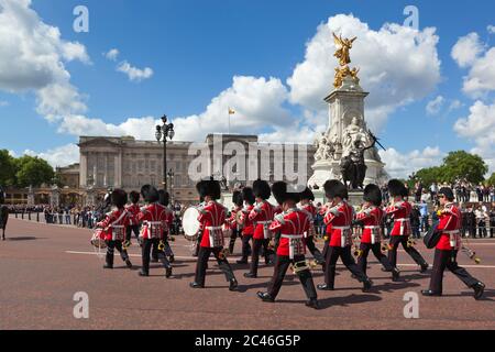 Bande des gardes passant devant Buckingham Palace et le Queen Victoria Monument lors de la relève de la garde, Londres, Angleterre, Royaume-Uni Banque D'Images