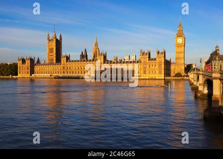 Vue sur la Tamise jusqu'au Parlement et Big Ben, Londres, Angleterre, Royaume-Uni, Europe Banque D'Images