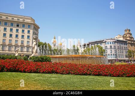 Belle fontaine et jardins au centre de la ville dans le centre-ville, Plaça de Catalunya ou place de Catalogne, Barcelone, Espagne. Banque D'Images