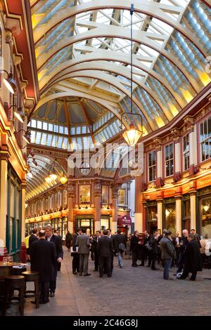 Leadenhall Market pubs in Evening, Londres, Angleterre, Royaume-Uni, Europe Banque D'Images