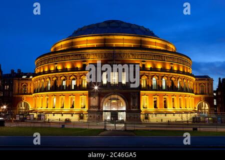 Royal Albert Hall au crépuscule, Londres, Angleterre, Royaume-Uni, Europe Banque D'Images