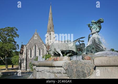 Fontaine Gefion avec animaux et déesse de la Norse Gefjon sur le front du port avec l'église anglicane St Albans derrière, Copenhague, Danemark. Banque D'Images