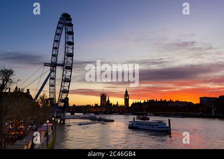 Vue sur la Tamise, London Eye et le Parlement au coucher du soleil, South Bank, Londres, Angleterre, Royaume-Uni, Europe Banque D'Images