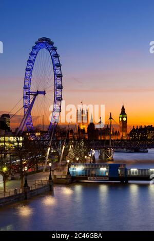 Vue depuis le pont de Waterloo sur la Tamise jusqu'au London Eye et au Parlement au crépuscule, Londres, Angleterre, Royaume-Uni, Europe Banque D'Images