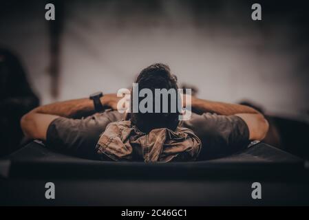 Gros plan sur un soldat dormant au lit Banque D'Images