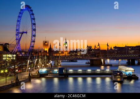 Vue depuis le pont de Waterloo sur la Tamise jusqu'au London Eye et au Parlement au crépuscule, Londres, Angleterre, Royaume-Uni, Europe Banque D'Images