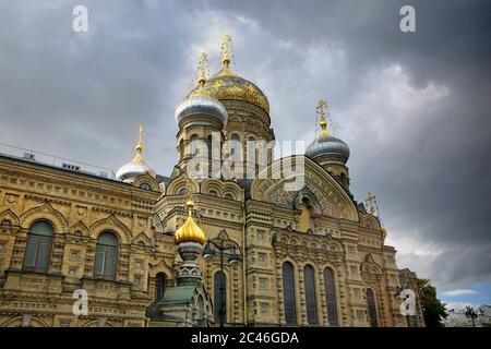 Belle coupole dorée du Temple de l'Assomption église de l'île de Vasilyevsky, Saint-Pétersbourg, Russie. Banque D'Images