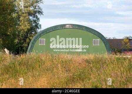 Hiddensee, Allemagne. 06e juin 2020. La tente cinéma Hiddensee a de nouveau ouvert. Un maximum de 30 spectateurs peuvent acheter des billets par séance. Cette règle vise à réduire au minimum le risque de contracter le virus Corona. En raison de la pandémie, le cinéma de la tente a été fermé pendant plusieurs mois. Credit: Stephan Schulz/dpa-Zentralbild/ZB/dpa/Alay Live News Banque D'Images