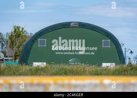 Hiddensee, Allemagne. 06e juin 2020. La tente cinéma Hiddensee a de nouveau ouvert. Un maximum de 30 spectateurs peuvent acheter des billets par séance. Cette règle vise à réduire au minimum le risque de contracter le virus Corona. En raison de la pandémie, le cinéma de la tente a été fermé pendant plusieurs mois. Credit: Stephan Schulz/dpa-Zentralbild/ZB/dpa/Alay Live News Banque D'Images