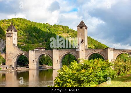 Pont Valentre à travers la rivière Lot à Cahors sud ouest France Banque D'Images