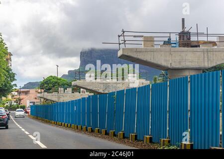 Maurice, janvier 2020 - dépassement la construction de rails légers est en cours le long d'une route séparée d'une clôture métallique Banque D'Images