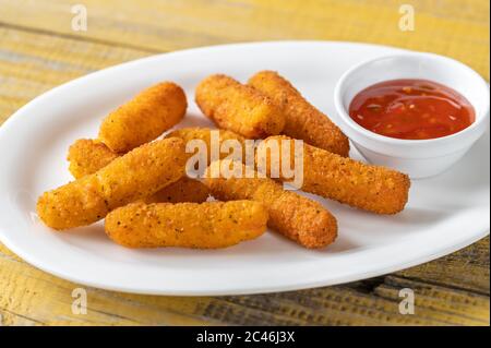 Bâtonnets de mozzarella avec sauce Chili sur une assiette de service Banque D'Images