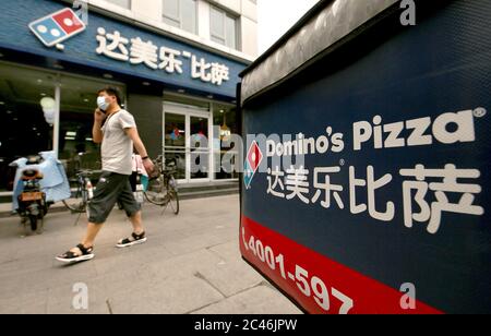 Pékin, Chine. 24 juin 2020. Une pizza Dominos est ouverte à la livraison car de nombreux restaurants restent fermés car la menace de la coved-19 reste au niveau 2 à Beijing le mercredi 24 juin 2020. De nombreux restaurants ont été fermés à la fermeture, alors que les cas de coronavirus ont augmenté dans la capitale la semaine dernière. Photo de Stephen Shaver/UPI crédit: UPI/Alay Live News Banque D'Images