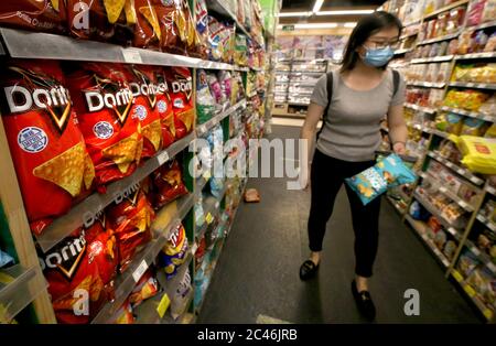 Pékin, Chine. 24 juin 2020. Doritos, un produit PepsiCo, est vendu dans un supermarché international, car la menace de la coved-19 reste au niveau 2 à Beijing le mercredi 24 juin 2020. La Chine demeure l'un des marchés les plus importants de PepsiCo, malgré la fermeture des usines de volaille dans le pays après huit cas confirmés de Covid-19. Photo de Stephen Shaver/UPI crédit: UPI/Alay Live News Banque D'Images