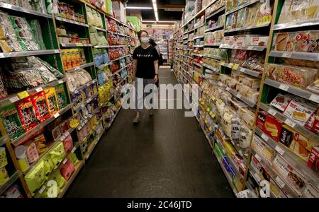 Pékin, Chine. 24 juin 2020. Les Chinois portant des masques protecteurs font leurs courses dans un supermarché international, la menace du « coved-19 » demeurant au niveau 2 à Pékin le mercredi 24 juin 2020. De nombreux magasins et zones commerciales ont été fermés à nouveau, car les cas de coronavirus ont augmenté dans la capitale la semaine dernière. Photo de Stephen Shaver/UPI crédit: UPI/Alay Live News Banque D'Images