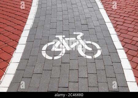 Piste cyclable en brique rouge et grise, Bikeway, Bike Line ou Rike Path Symbol, très près Banque D'Images