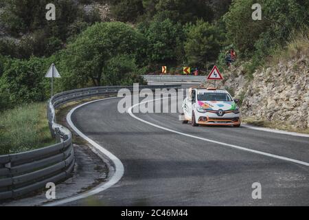 Skradin Croatie, juin 2020 Renault Clio Sport aux couleurs vives vue passant par un virage à grande vitesse Banque D'Images